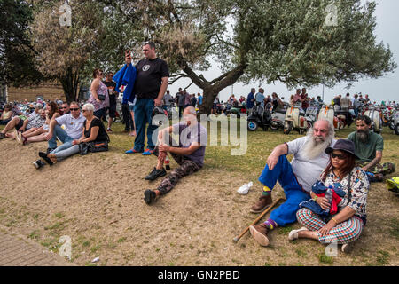 Isle Of Wight, UK. 27. August 2016. Weltweit größte Sammlung von Vintage und moderne Scooter - The Isle Of Wight International Scooter Rally 2016 das erste Isle Of Wight International Scooter Rally wurde im Jahr 1980 hat, Rollerfahrer kommen jedes Jahr im August da, mit geschätzten 5000 Fahrer und Bikes von British Scooter Rally Association und das VFM Scooter Kollektiv organisierte, der Rallye an Stärke jedes Jahr. Bildnachweis: Paul Chambers/Alamy Live-Nachrichten Stockfoto