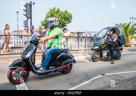 Isle Of Wight, UK. 27. August 2016. Weltweit größte Sammlung von Vintage und moderne Scooter - The Isle Of Wight International Scooter Rally 2016 das erste Isle Of Wight International Scooter Rally wurde im Jahr 1980 hat, Rollerfahrer kommen jedes Jahr im August da, mit geschätzten 5000 Fahrer und Bikes von British Scooter Rally Association und das VFM Scooter Kollektiv organisierte, der Rallye an Stärke jedes Jahr. Bildnachweis: Paul Chambers/Alamy Live-Nachrichten Stockfoto