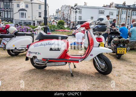 Isle Of Wight, UK. 27. August 2016. Weltweit größte Sammlung von Vintage und moderne Scooter - The Isle Of Wight International Scooter Rally 2016 das erste Isle Of Wight International Scooter Rally wurde im Jahr 1980 hat, Rollerfahrer kommen jedes Jahr im August da, mit geschätzten 5000 Fahrer und Bikes von British Scooter Rally Association und das VFM Scooter Kollektiv organisierte, der Rallye an Stärke jedes Jahr. Bildnachweis: Paul Chambers/Alamy Live-Nachrichten Stockfoto