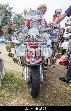 Isle Of Wight, UK. 27. August 2016. Weltweit größte Sammlung von Vintage und moderne Scooter - The Isle Of Wight International Scooter Rally 2016 das erste Isle Of Wight International Scooter Rally wurde im Jahr 1980 hat, Rollerfahrer kommen jedes Jahr im August da, mit geschätzten 5000 Fahrer und Bikes von British Scooter Rally Association und das VFM Scooter Kollektiv organisierte, der Rallye an Stärke jedes Jahr. Bildnachweis: Paul Chambers/Alamy Live-Nachrichten Stockfoto