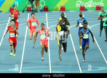 Aska Cambridge (JPN), Usain Bolt (JAM), 19. August 2016 - Leichtathletik: (L-R) Zhang Peimeng von China, Aska Cambridge von Japan, Usain Bolt aus Jamaika und Trayvon Bromell der Vereinigten Staaten konkurrieren die Männer 4x100m Staffel Finale während der Leichtathletik-Veranstaltung bei den Rio 2016 Olympischen Spielen im Olympiastadion in Rio De Janeiro, Brasilien.  (Foto von Koji Aoki/AFLO SPORT) Stockfoto