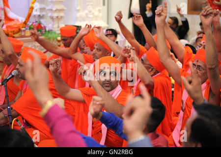 London, UK. 28. August 2016. Shree Swaminarayan Mandir, Kingsbury, London, Großbritannien trifft 28. August 2016 - Bürgermeister von London, Sadiq Khan spirituelle Weltmarktführer Acharya Swamishree Maharaj bei Shree Swaminarayan Mandir, Kingsbury. Der Bürgermeister dankt die Gemeinde für ihre Gebete und Segnungen während seiner bürgermeisterlichen Kampagne und des zweiten Jahrestages der das Mandir. Bildnachweis: Dinendra Haria/Alamy Live-Nachrichten Stockfoto