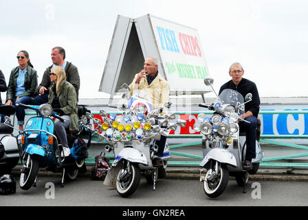 Brighton, UK. 28. August 2016. Tausende von Mods und ihre Roller in Brighton für das Wochenende und Feiertagen wie sie heute der jährliche Mod Weekender-Veranstaltung am Meer Credit: Simon Dack/Alamy Live News Stockfoto