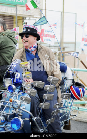 Brighton, UK. 28. August 2016. Tausende von Mods und ihre Roller in Brighton für das Wochenende und Feiertagen wie sie heute der jährliche Mod Weekender-Veranstaltung am Meer Credit: Simon Dack/Alamy Live News Stockfoto