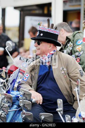 Brighton, UK. 28. August 2016. Tausende von Mods und ihre Roller in Brighton für das Wochenende und Feiertagen wie sie heute der jährliche Mod Weekender-Veranstaltung am Meer Credit: Simon Dack/Alamy Live News Stockfoto