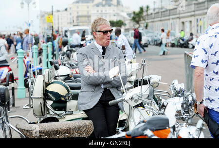 Brighton, UK. 28. August 2016. Tausende von Mods und ihre Roller in Brighton für das Wochenende und Feiertagen wie sie heute der jährliche Mod Weekender-Veranstaltung am Meer Credit: Simon Dack/Alamy Live News Stockfoto