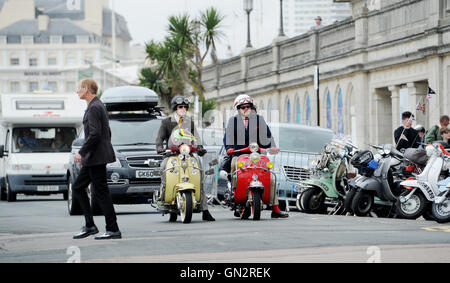 Brighton, UK. 28. August 2016. Tausende von Mods und ihre Roller in Brighton für das Wochenende und Feiertagen wie sie heute der jährliche Mod Weekender-Veranstaltung am Meer Credit: Simon Dack/Alamy Live News Stockfoto