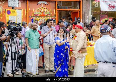 London, UK. 28. August 2016 fand das jährliche Wagen-Festival, organisiert von London Sri Mahalakshmi Temple Brahmothsavam in Ost-London. Der Wagen wird durch die Straßen von East London in einer vorher vereinbarten Route gezogen. Entlang der Route, die Segnungen erhalten, Kokosnüsse werden geteilt und Trompeten/Schlagzeug sind geblasen/getrommelt.  Bildnachweis: Ilyas Ayub / Alamy Live News Stockfoto