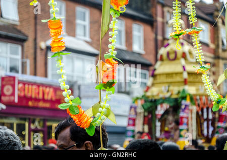 London, UK. 28. August 2016 fand das jährliche Wagen-Festival, organisiert von London Sri Mahalakshmi Temple Brahmothsavam in Ost-London. Der Wagen wird durch die Straßen von East London in einer vorher vereinbarten Route gezogen. Entlang der Route, die Segnungen erhalten, Kokosnüsse werden geteilt und Trompeten/Schlagzeug sind geblasen/getrommelt.  Bildnachweis: Ilyas Ayub / Alamy Live News Stockfoto