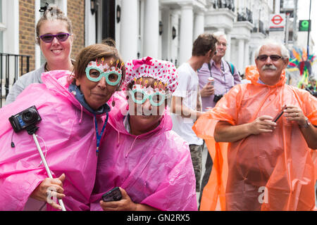 London, UK. 28. August 2016. Zuschauer säumen die Strecke der Parade. Kinder und Jugendliche nehmen an der jährlichen Notting Hill Carnival Parade in London Teil. Bildnachweis: Bettina Strenske/Alamy Live-Nachrichten Stockfoto