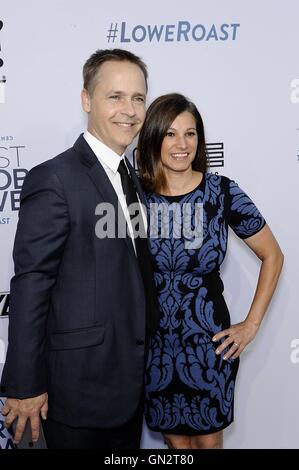 Los Angeles, CA, USA. 27. August 2016. Chad Lowe, Kim Painter im Ankunftsbereich für Comedy Central Roast von Rob Lowe, Sony Studios, Los Angeles, CA 27. August 2016. Bildnachweis: Michael Germana/Everett Collection/Alamy Live-Nachrichten Stockfoto