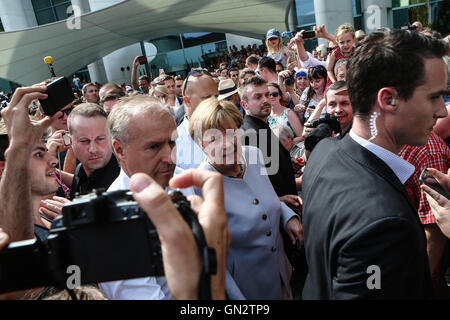 Berlin, Deutschland. 28. August 2016. German chancellor Angela Merkel (C) besucht der Bundesregierung Tag der offenen Tür im Bundeskanzleramt in Berlin, Deutschland am 28. August 2016. Deutsche Regierung öffnete seine Türen für die Öffentlichkeit an diesem Wochenende lädt Bürgerinnen und Bürger, Ministerien und Regierungsstellen in Berlin zu besuchen. Bildnachweis: Zhang Fan/Xinhua/Alamy Live-Nachrichten Stockfoto