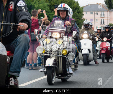 Ryde, Isle Of Wight, UK. 28. August 2016. Roller-Enthusiasten eine Masse Fahrt-Out aus dem Meer Stadt Ryde auf der Isle Of Wight an. Die Insel hat mehr als 5.000 Reiter über das August Bank Holiday Wochenende für die Isle Of Wight International Scooter Rally 2016 begrüßt. Foto: © Keith Whitmore/Alamy News. Stockfoto