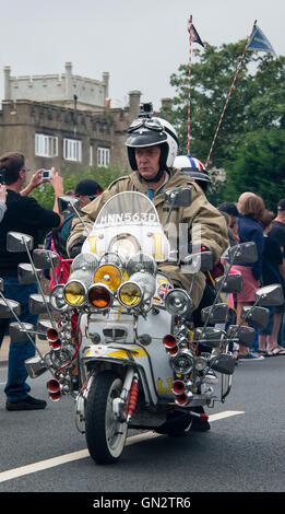 Ryde, Isle Of Wight, UK. 28. August 2016. Roller-Enthusiasten eine Masse Fahrt-Out aus dem Meer Stadt Ryde auf der Isle Of Wight an. Die Insel hat mehr als 5.000 Reiter über das August Bank Holiday Wochenende für die Isle Of Wight International Scooter Rally 2016 begrüßt. Foto: © Keith Whitmore/Alamy News. Stockfoto