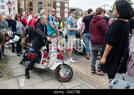 Ryde, Isle Of Wight, UK. 28. August 2016. Roller-Enthusiasten eine Masse Fahrt-Out aus dem Meer Stadt Ryde auf der Isle Of Wight an. Die Insel hat mehr als 5.000 Reiter über das August Bank Holiday Wochenende für die Isle Of Wight International Scooter Rally 2016 begrüßt. Foto: © Keith Whitmore/Alamy News. Stockfoto