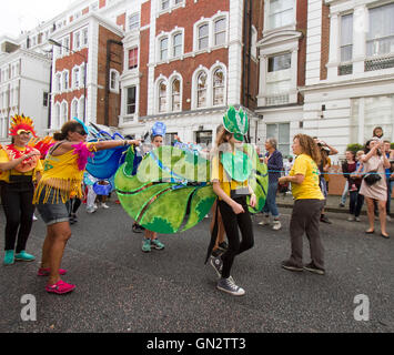 London, UK. 28. August 2016. Große Menschenmengen besucht die Parade am Kindertag mit vielen bunten Kostümen auf dem Display als der Notting Hill Carnival Kredit startet: Amer Ghazzal/Alamy Live-Nachrichten Stockfoto