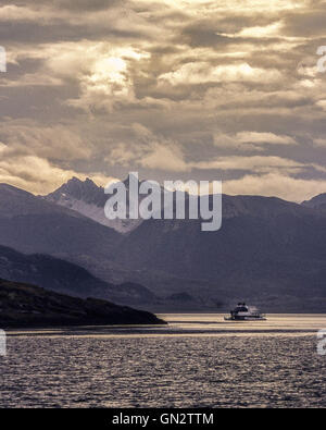 Steigen Sie 9. Februar 2003 - Tierra Del Fuego, Argentinien - The Martial Range Berge, den südlichen Rand der Anden, über eine touristische Katamaran-Segeln am Beagle-Kanal in Isla Grande de Tierra del Fuego in der Nähe von Ushuaia, Argentinien, an der Südspitze von Südamerika, wo der Tourismus eine beliebte wachsenden Sektor der Wirtschaft ist. (Kredit-Bild: © Arnold Drapkin über ZUMA Draht) Stockfoto