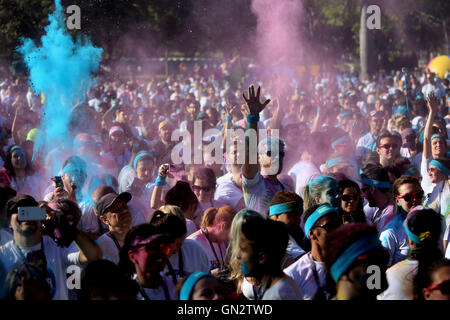 Sao Paulo, Brasilien. 28. August 2016. Menschen nehmen Teil die Farbe laufen in Sao Paulo, Brasilien, am 28. August 2016. Bildnachweis: Rahel Patras/Xinhua/Alamy Live-Nachrichten Stockfoto