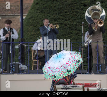 Hampton Court, London, UK. 28. August 2016. Einsamer Zuschauer bei dem Musikpavillon schützt sich vor dem Regen das BBC Good Food Festival auf dem Gelände des Hampton Court, London, am 28 august 2016 Credit: Vermischtes/Alamy Live News Stockfoto