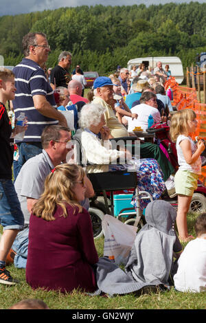 Earls Barton, Northamptonshire, 28. August 2016, Earls Barton Rallye und Land Fayre, schönem Wetter ganztägig nach gestrigen auswaschen. Leute zu beobachten, Jez Avery Stunt Show. Bildnachweis: Keith J Smith. / Alamy Live News Stockfoto