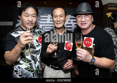 Hong Kong, China. 26. August 2016. Start des MMA-Films "Fist of Youth" in Hong Kong. L, R Direktor Wang Lung Wei, Veteran Martial Arts Schauspieler Michael Chan Hui Mann (auch bekannt als Chan Wai Mann, Bruce Chen, Chen Hui Min) und Freund | Nutzung weltweit © Dpa/Alamy Live-Nachrichten Stockfoto