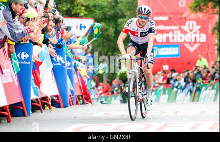 Oviedo, Spanien. 28. August 2016. Dries Devenyns (IAM Cycling) beendet die 9. Etappe von Radrennen "La Vuelta a España" (Spanien-Rundfahrt) zwischen Cistierna und Klettern von Naranco am 28. August 2016 in Oviedo, Spanien. Bildnachweis: David Gato/Alamy Live-Nachrichten Stockfoto