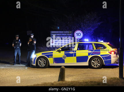 Pagham, West Sussex Sonntag, 28. August 2016. Rettungsdienste waren aufgerufen, eine Immobilie in Harbour Road, Pagham bei rund 16:10 am Sonntag (28. August) im folgenden berichtet ein 72 Jahre alte Mann war mit Drohungen und mit einer Pistole bewaffnet. Eine Frau bekannt, dass der Mann war auch im Haus, aber sie hat jetzt verlassen und ist sicher und gut. Es gibt keine gemeldeten Verletzungen. Der 72 Jahre alte Mann bleibt das Haus alleine. Ein Polizei-Kordon eingerichtet wurde, um das Haus und die Straße abgeschlossen wurde. Offiziere, einschließlich Feuerwaffen Offiziere, bleiben bei der Szene, während Verhandlungen fortzusetzen. © Uknip/Alamy Live Stockfoto