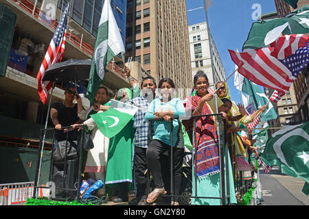 New York City, USA. 28. August 2016. Schwimmen auf der Paradestrecke als Kinder und Erwachsene winken die Flags Americanan und Pakistan. © Rachel Cauvin/Almany Live-Nachrichten Stockfoto