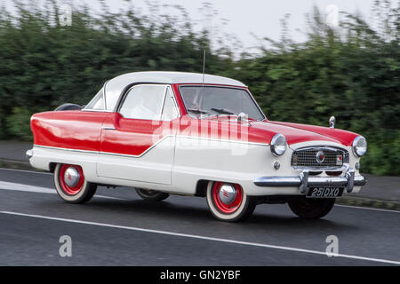 Motorfest in Ormskirk, Lancashire, UK. 28. August 2016.  Das Festival findet in der historischen Marktstadt Ormskirk in West Lancashire.  Klassische Autos und Motorräder sind auf dem Display in das Stadtzentrum und die Krönung Park.  Schätzungsweise 7.000 Menschen wanderten durch die Straßen von Ormskirk, genießen Sie die Atmosphäre und den Blick auf Hunderte von Autos und Motorrädern säumen die Straßen der Stadt nehmen.  Bildnachweis: Cernan Elias/Alamy Live-Nachrichten Stockfoto