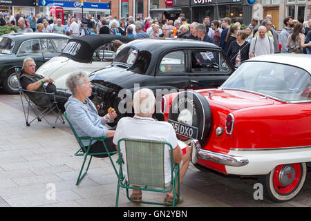 Motorfest in Ormskirk, Lancashire, UK. 28. August 2016.  Das Festival findet in der historischen Marktstadt Ormskirk in West Lancashire.  Klassische Autos und Motorräder sind auf dem Display in das Stadtzentrum und die Krönung Park.  Schätzungsweise 7.000 Menschen wanderten durch die Straßen von Ormskirk, genießen Sie die Atmosphäre und den Blick auf Hunderte von Autos und Motorrädern säumen die Straßen der Stadt nehmen.  Bildnachweis: Cernan Elias/Alamy Live-Nachrichten Stockfoto