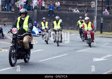 Motorfest in Ormskirk, Lancashire, UK. 28. August 2016.  Das Festival findet in der historischen Marktstadt Ormskirk in West Lancashire.  Klassische Autos und Motorräder sind auf dem Display in das Stadtzentrum und die Krönung Park.  Schätzungsweise 7.000 Menschen wanderten durch die Straßen von Ormskirk, genießen Sie die Atmosphäre und den Blick auf Hunderte von Autos und Motorrädern säumen die Straßen der Stadt nehmen.  Bildnachweis: Cernan Elias/Alamy Live-Nachrichten Stockfoto