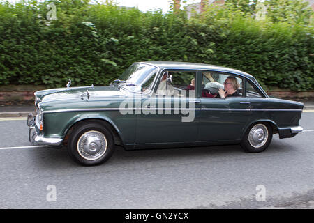 Motorfest in Ormskirk, Lancashire, UK. 28. August 2016.  Das Festival findet in der historischen Marktstadt Ormskirk in West Lancashire.  Klassische Autos und Motorräder sind auf dem Display in das Stadtzentrum und die Krönung Park.  Schätzungsweise 7.000 Menschen wanderten durch die Straßen von Ormskirk, genießen Sie die Atmosphäre und den Blick auf Hunderte von Autos und Motorrädern säumen die Straßen der Stadt nehmen.  Bildnachweis: Cernan Elias/Alamy Live-Nachrichten Stockfoto