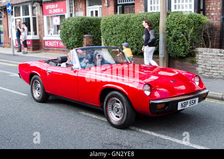 1973 70er Red Jensen Healey 1973cc beim Motorfest in Ormskirk findet das Classic Cars Festival in der historischen Marktstadt Ormskirk in West Lancashire statt. Schätzungsweise 7,000 Menschen wanderten durch die Straßen von Ormskirk, nahmen die Atmosphäre auf und erfuhren die Sehenswürdigkeiten von Oldtimern, die die Straßen der Stadt säumten. Quelle: Cernan Elias/Alamy Live News Stockfoto