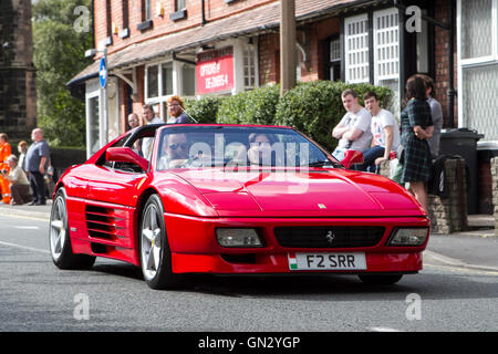 Motorfest in Ormskirk, Lancashire, UK. 28. August 2016.  Das Festival findet in der historischen Marktstadt Ormskirk in West Lancashire.  Klassische Autos und Motorräder sind auf dem Display in das Stadtzentrum und die Krönung Park.  Schätzungsweise 7.000 Menschen wanderten durch die Straßen von Ormskirk, genießen Sie die Atmosphäre und den Blick auf Hunderte von Autos und Motorrädern säumen die Straßen der Stadt nehmen.  Bildnachweis: Cernan Elias/Alamy Live-Nachrichten Stockfoto