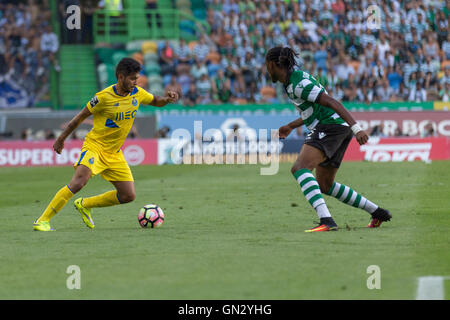 Lissabon, Portugal. 28. August 2016. Portos mexikanischen vorwärts Jesus Corona (17) und Sporting portugiesischen Verteidiger Ruben Semedo (35) während des Spiels Sporting CP Vs FC Porto gutschreiben: Alexandre de Sousa/Alamy Live News Stockfoto