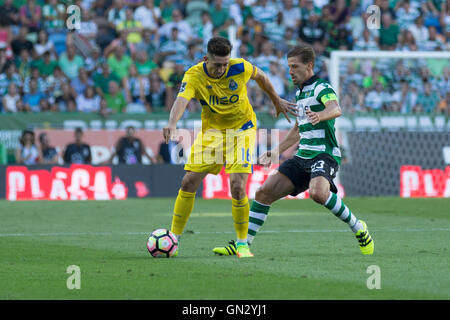 Lissabon, Portugal. 28. August 2016. Portos mexikanische Mittelfeldspieler Hector Herrera (16) und Sporting portugiesischer Mittelfeldspieler Adrien Silva (23) während des Spiels Sporting CP Vs FC Porto gutschreiben: Alexandre de Sousa/Alamy Live News Stockfoto