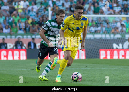 Lissabon, Portugal. 28. August 2016. Portos mexikanische Mittelfeldspieler Hector Herrera (16) und Sporting portugiesischer Mittelfeldspieler Adrien Silva (23) während des Spiels Sporting CP Vs FC Porto gutschreiben: Alexandre de Sousa/Alamy Live News Stockfoto