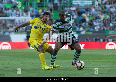 Lissabon, Portugal. 28. August 2016. Portos mexikanischen vorwärts Jesus Corona (17) (L) und Sporting niederländischen Verteidiger Marvin Zeegelaar (31) (R) während des Spiels Sporting CP Vs FC Porto gutschreiben: Alexandre de Sousa/Alamy Live News Stockfoto