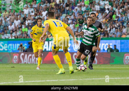 Lissabon, Portugal. 28. August 2016. Sporting Portugal Mittelfeldspieler Adrien Silva (23) und Portos brasilianischen Verteidiger Alex Telles (13) während des Spiels Sporting CP Vs FC Porto Kredit: Alexandre de Sousa/Alamy Live News Stockfoto