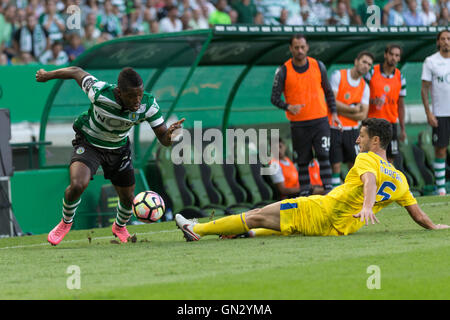 Lissabon, Portugal. 28. August 2016. Kredit-Sporting Costa Rica vorwärts Joel Campbell (7) Vermeidung der Angriff von Portos spanischen Verteidiger Ivan Marcano (5) während des Spiels Sporting CP Vs FC Porto: Alexandre de Sousa/Alamy Live News Stockfoto