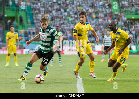 Lissabon, Portugal. 28. August 2016. Sporting Portugal Mittelfeldspieler Adrien Silva (23), Portos spanische Mittelfeldspieler Oliver Torres (30) (C) und Porto die portugiesische Mittelfeldspieler Danilo Pereira (22) während des Spiels Sporting CP Vs FC Porto Credit: Alexandre de Sousa/Alamy Live News Stockfoto