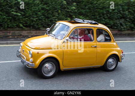 Motorfest in Ormskirk, Lancashire, UK. 28. August 2016.  Das Festival findet in der historischen Marktstadt Ormskirk in West Lancashire.  Klassische Autos und Motorräder sind auf dem Display in das Stadtzentrum und die Krönung Park.  Schätzungsweise 7.000 Menschen wanderten durch die Straßen von Ormskirk, genießen Sie die Atmosphäre und den Blick auf Hunderte von Autos und Motorrädern säumen die Straßen der Stadt nehmen.  Bildnachweis: Cernan Elias/Alamy Live-Nachrichten Stockfoto