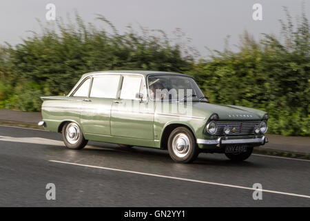 Motorfest in Ormskirk, Lancashire, UK. 28. August 2016.  Das Festival findet in der historischen Marktstadt Ormskirk in West Lancashire.  Klassische Autos und Motorräder sind auf dem Display in das Stadtzentrum und die Krönung Park.  Schätzungsweise 7.000 Menschen wanderten durch die Straßen von Ormskirk, genießen Sie die Atmosphäre und den Blick auf Hunderte von Autos und Motorrädern säumen die Straßen der Stadt nehmen.  Bildnachweis: Cernan Elias/Alamy Live-Nachrichten Stockfoto