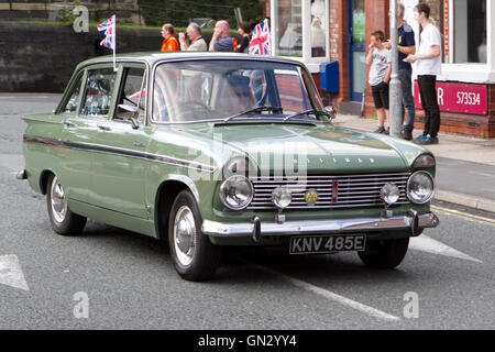 Motorfest in Ormskirk, Lancashire, UK. 28. August 2016.  Das Festival findet in der historischen Marktstadt Ormskirk in West Lancashire.  Klassische Autos und Motorräder sind auf dem Display in das Stadtzentrum und die Krönung Park.  Schätzungsweise 7.000 Menschen wanderten durch die Straßen von Ormskirk, genießen Sie die Atmosphäre und den Blick auf Hunderte von Autos und Motorrädern säumen die Straßen der Stadt nehmen.  Bildnachweis: Cernan Elias/Alamy Live-Nachrichten Stockfoto