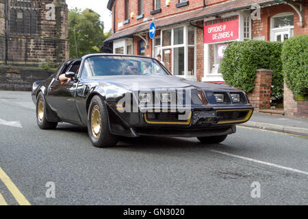 Motorfest in klassischen amerikanischen Autos Fahren in der historischen Marktstadt Ormskirk in West Lancashire. Im Stadtzentrum und im Coronation Park sind klassische USA-Autos zu sehen. Schätzungsweise 7,000 Menschen wanderten durch die Straßen von Ormskirk, nahmen die Atmosphäre auf und erfuhren die Sehenswürdigkeiten von Hunderten von Autos, die die Straßen der Stadt säumten. Stockfoto