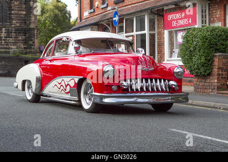 Motorfest in Ormskirk, Lancashire, UK. 28. August 2016.  Das Festival findet in der historischen Marktstadt Ormskirk in West Lancashire.  Klassische Autos und Motorräder sind auf dem Display in das Stadtzentrum und die Krönung Park.  Schätzungsweise 7.000 Menschen wanderten durch die Straßen von Ormskirk, genießen Sie die Atmosphäre und den Blick auf Hunderte von Autos und Motorrädern säumen die Straßen der Stadt nehmen.  Bildnachweis: Cernan Elias/Alamy Live-Nachrichten Stockfoto