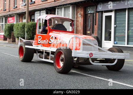 Motorfest in Ormskirk, Lancashire, UK. 28. August 2016.  Das Festival findet in der historischen Marktstadt Ormskirk in West Lancashire.  Klassische Autos und Motorräder sind auf dem Display in das Stadtzentrum und die Krönung Park.  Schätzungsweise 7.000 Menschen wanderten durch die Straßen von Ormskirk, genießen Sie die Atmosphäre und den Blick auf Hunderte von Autos und Motorrädern säumen die Straßen der Stadt nehmen.  Bildnachweis: Cernan Elias/Alamy Live-Nachrichten Stockfoto