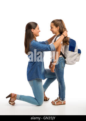 Mutter tröstet ihre Tochter am ersten Tag der Schule Stockfoto