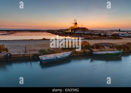 Sonnenuntergang in den Salinen von Marsala auf Sizilien Stockfoto