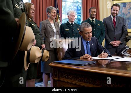 US-Präsident Barack Obama unterzeichnet mehrere Nationaldenkmal Bezeichnungen im Rahmen einer Feierstunde im Oval Office des weißen Hauses 10. Juli 2015 in Washington, DC. Die drei neuen Denkmäler gehören Berryessa Snow Mountain in Kalifornien, Mammut-Waco in Texas und die Basin und Range in Nevada. Stockfoto